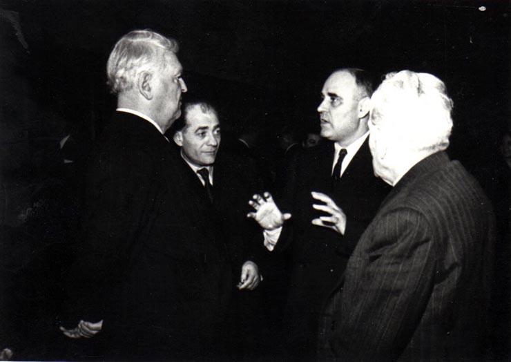Gh. Gheorghiu-Dej la Consiliul de Miniştri, întreţinându-se cu participanţii la solemnitatea decernării Premiului de Stat al R.P.R. pe anii 1950-1951. Sunt de faţă: Al. Toma,     M. Sadoveanu, I. Chişinevschi.(10.12.1952).