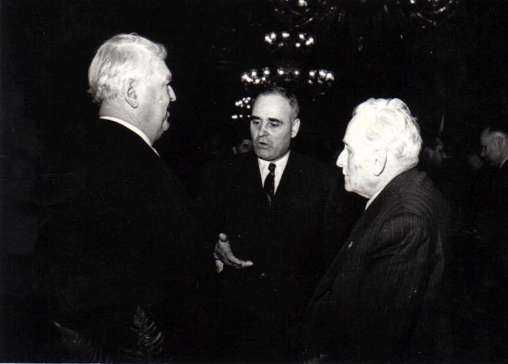 Gh. Gheorghiu-Dej la Consiliul de Miniştri, întreţinându-se cu participanţii la solemnitatea decernării Premiului de Stat al R.P.R. pe anii 1950-1951. Sunt de faţă: Al. Toma,     M. Sadoveanu, ş.a.(10.12.1952).