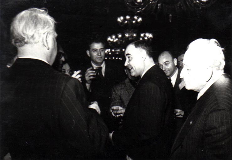 Gh. Gheorghiu-Dej la Consiliul de Miniştri, întreţinându-se cu participanţii la solemnitatea decernării Premiului de Stat al R.P.R. pe anii 1950-1951. Sunt de faţă: Al. Toma,     M. Sadoveanu, ş.a.(10.12.1952).