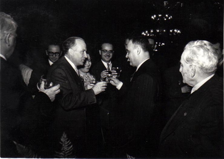 Gh. Gheorghiu-Dej la Consiliul de Miniştri, întreţinându-se cu participanţii la solemnitatea decernării Premiului de Stat al R.P.R. pe anii 1950-1951. Sunt de faţă: Al. Toma, ş.a.(10.12.1952).