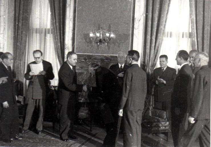 Gh. Gheorghiu-Dej felicită laureaţii Premiului de Stat al R.P.R. pe anii 1950-1951, cu prilejul solemnităţii decernării diplomelor, medaliilor şi premiilor la Consiliul de Miniştri. Sunt de faţă: M. Sadoveanu, L. Răutu, I. Chişinevschi, P. Bele, ş.a.(10.12.1952).