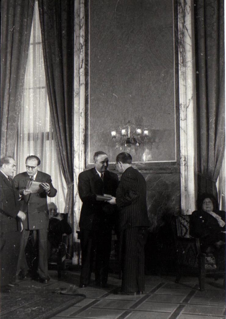 Gh. Gheorghiu-Dej felicită laureaţii Premiului de Stat al R.P.R. pe anii 1950-1951, cu prilejul solemnităţii decernării diplomelor, medaliilor şi premiilor la Consiliul de Miniştri. Sunt de faţă: I. Chişinevschi, P. Bele, L. Sturza Bulandra, ş.a.(10.12.1952).