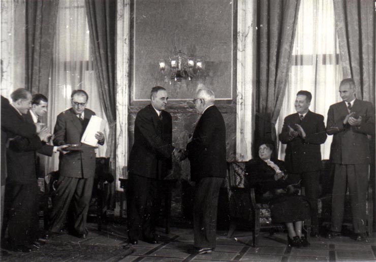 Gh. Gheorghiu-Dej felicită laureaţii Premiului de Stat al R.P.R. pe anii 1950-1951, cu prilejul solemnităţii decernării diplomelor, medaliilor şi premiilor la Consiliul de Miniştri. Sunt de faţă: I. Chişinevschi, P. Bele, L. Sturza Bulandra, L. Răutu, ş.a.(10.12.1952).