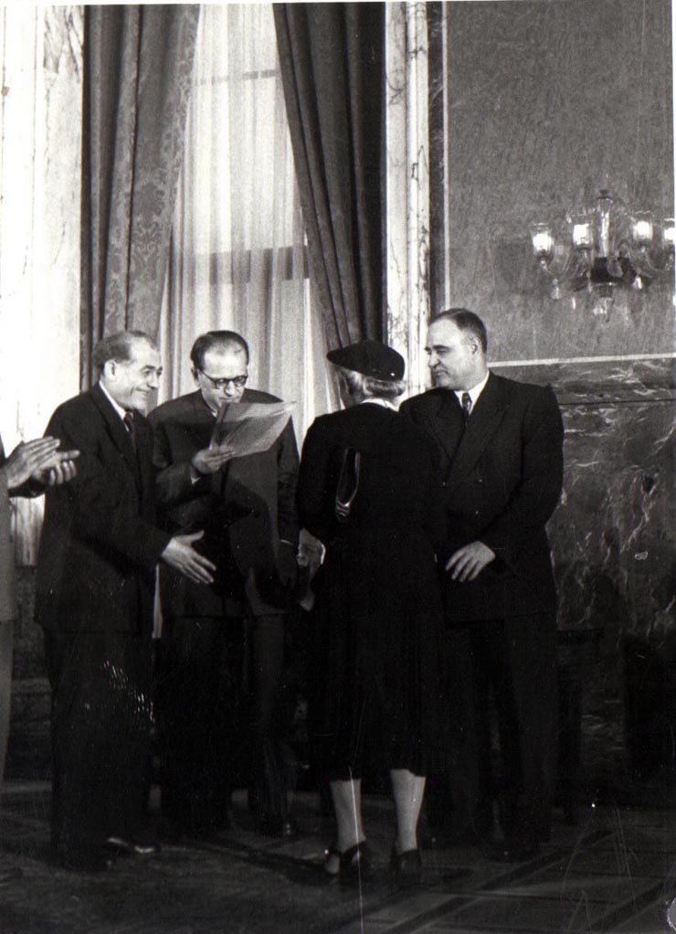 Gh. Gheorghiu-Dej, I. Chişinevschi, P. Bele, artista poporului Aura Buzescu, ş.a., la solemnitatea de la Consiliul de Miniştri, cu prilejul decernării Premiului de Stat al R.P.R. pe anii 1950-1951.        (10.12.1952).