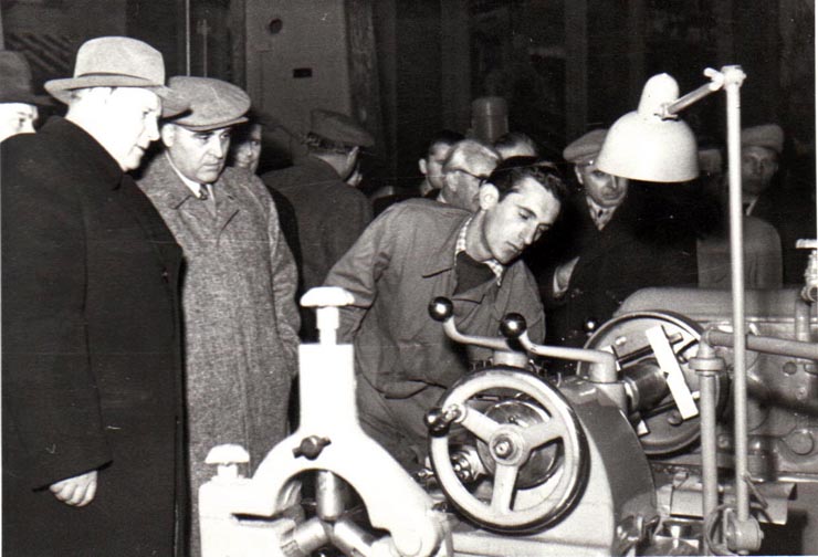 Gh. Gheorghiu-Dej alături de ambasadorul Uniunii Sovietice, A.I. Leontiev, vizitează expoziţia „Economia planificată a R.P.R. în plin progres” din parcul de cultură şi odihnă Herăstrău.(15.12.1952).