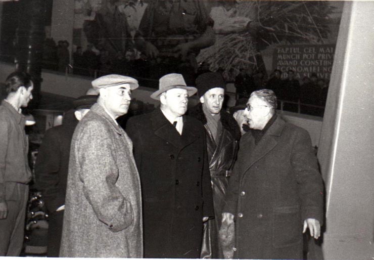 Gh. Gheorghiu-Dej alături de ambasadorul Uniunii Sovietice, A.I. Leontiev, vizitează expoziţia „Economia planificată a R.P.R. în plin progres” din parcul de cultură şi odihnă Herăstrău.(15.12.1952).