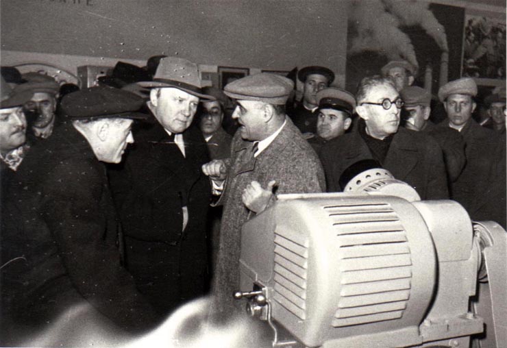 Gh. Gheorghiu-Dej alături de ambasadorul Uniunii Sovietice, A.I. Leontiev, vizitează expoziţia „Economia planificată a R.P.R. în plin progres” din parcul de cultură şi odihnă Herăstrău. Sunt de faţă: I. Chişinevschi, ş.a.(15.12.1952).