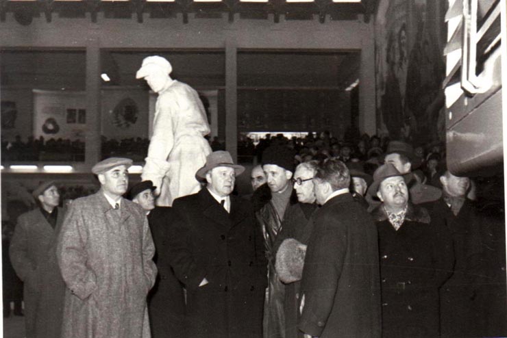 Gh. Gheorghiu-Dej alături de ambasadorul Uniunii Sovietice, A.I. Leontiev, vizitează expoziţia „Economia planificată a R.P.R. în plin progres” din parcul de cultură şi odihnă Herăstrău. Sunt de faţă: I. Chişinevschi,  Gh. Apostol, ş.a.(15.12.1952).