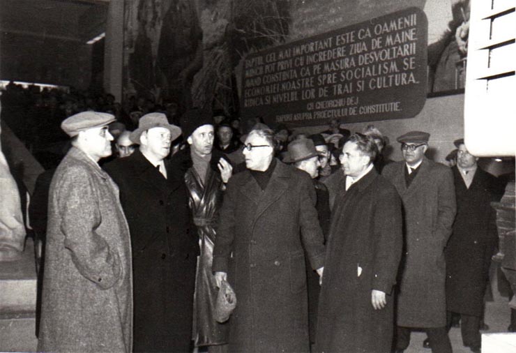 Gh. Gheorghiu-Dej alături de ambasadorul Uniunii Sovietice, A.I. Leontiev, vizitează expoziţia „Economia planificată a R.P.R. în plin progres” din parcul de cultură şi odihnă Herăstrău. Sunt de faţă: Chivu Stoica, M. Constantinescu, ş.a.(15.12.1952).