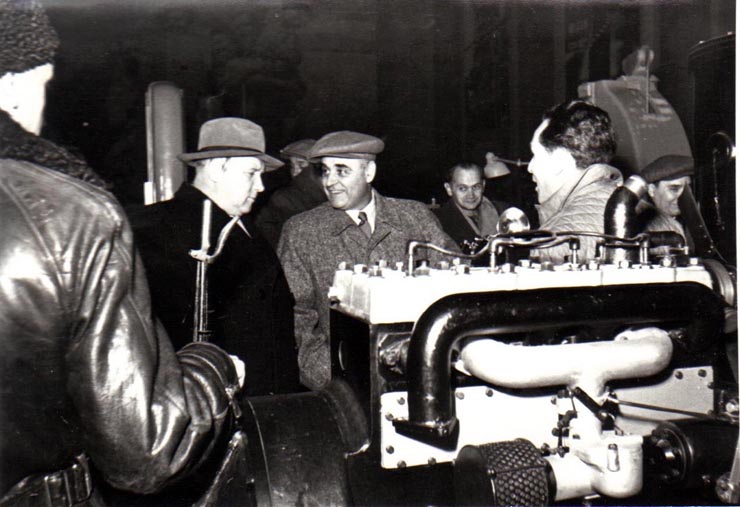 Gh. Gheorghiu-Dej alături de ambasadorul Uniunii Sovietice, A.I. Leontiev, vizitează expoziţia „Economia planificată a R.P.R. în plin progres” din parcul de cultură şi odihnă Herăstrău.(15.12.1952).