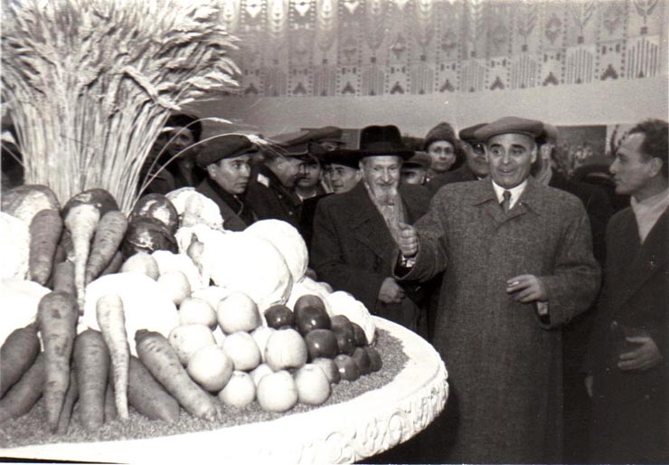 Gh. Gheorghiu-Dej vizitând expoziţia „Economia planificată a R.P.R. în plin progres” din parcul de cultură şi odihnă Herăstrău. Sunt de faţă: M. Constantinescu, I. Chişinevschi, P. Borilă, ş.a.(15.12.1952).