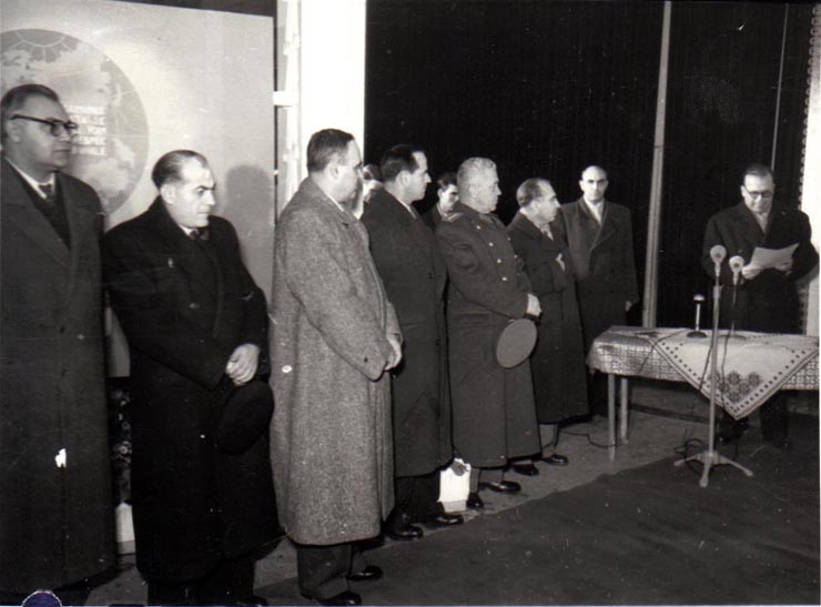 Gh. Gheorghiu-Dej, E. Bodnăraş, Al. Moghioroş, P. Borilă, M. Constantinescu, ş.a., la festivitatea deschiderii expoziţiei „Economia planificată a R.P.R. în plin progres” din parcul de cultură şi odihnă Herăstrău. Chivu Stoica rosteşte cuvântul de deschidere.(15.12.1952).