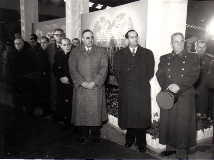 Gh. Gheorghiu-Dej, E. Bodnăraş, Al. Moghioroş, C. Pârvulescu, D. Coliu, I. Chişinevschi, M. Constantinescu, ş.a., la festivitatea deschiderii expoziţiei „Economia planificată a R.P.R. în plin progres” din parcul de cultură şi odihnă Herăstrău.(15.12.1952).