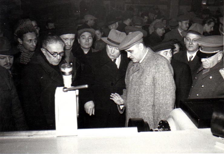 Gh. Gheorghiu-Dej alături de ambasadorul Uniunii Sovietice, A.I. Leontiev, vizitează expoziţia „Economia planificată a R.P.R. în plin progres” din parcul de cultură şi odihnă Herăstrău. Sunt de faţă: E. Bodnăraş, I. Chişinevschi.(15.12.1952).