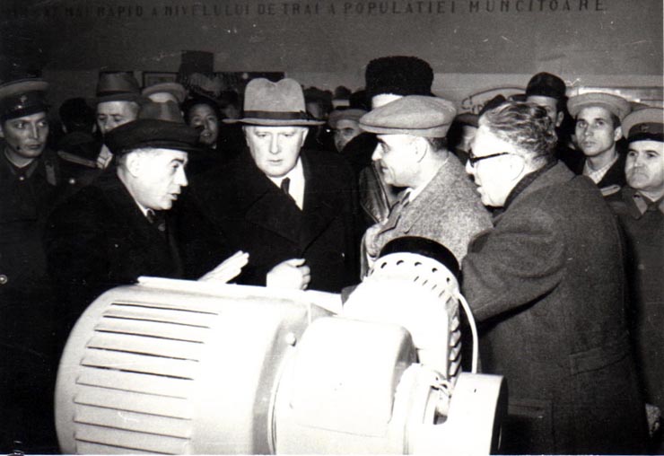 Gh. Gheorghiu-Dej alături de ambasadorul Uniunii Sovietice, A.I. Leontiev, vizitează expoziţia „Economia planificată a R.P.R. în plin progres” din parcul de cultură şi odihnă Herăstrău. Sunt de faţă: Col. Dobre, I. Chişinevschi.(15.12.1952).