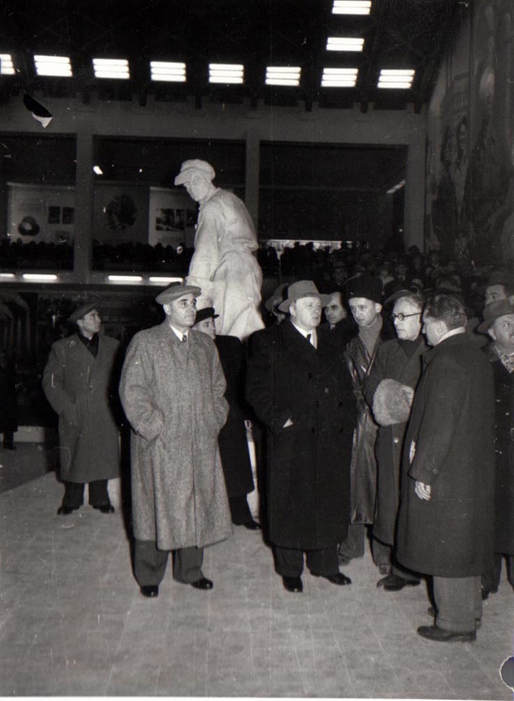 Gh. Gheorghiu-Dej alături de ambasadorul Uniunii Sovietice, A.I. Leontiev, vizitează expoziţia „Economia planificată a R.P.R. în plin progres” din parcul de cultură şi odihnă Herăstrău. Sunt de faţă: Gh. Apostol, I. Chişinevschi.(15.12.1952).
