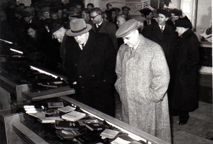 Gh. Gheorghiu-Dej alături de ambasadorul Uniunii Sovietice, A.I. Leontiev, vizitează expoziţia „Economia planificată a R.P.R. în plin progres” din parcul de cultură şi odihnă Herăstrău. Sunt de faţă: I. Chişinevschi, E. Bodnăraş, Al. Moghioroş, D. Coliu, M. Constantinescu ş.a.(15.12.1952).