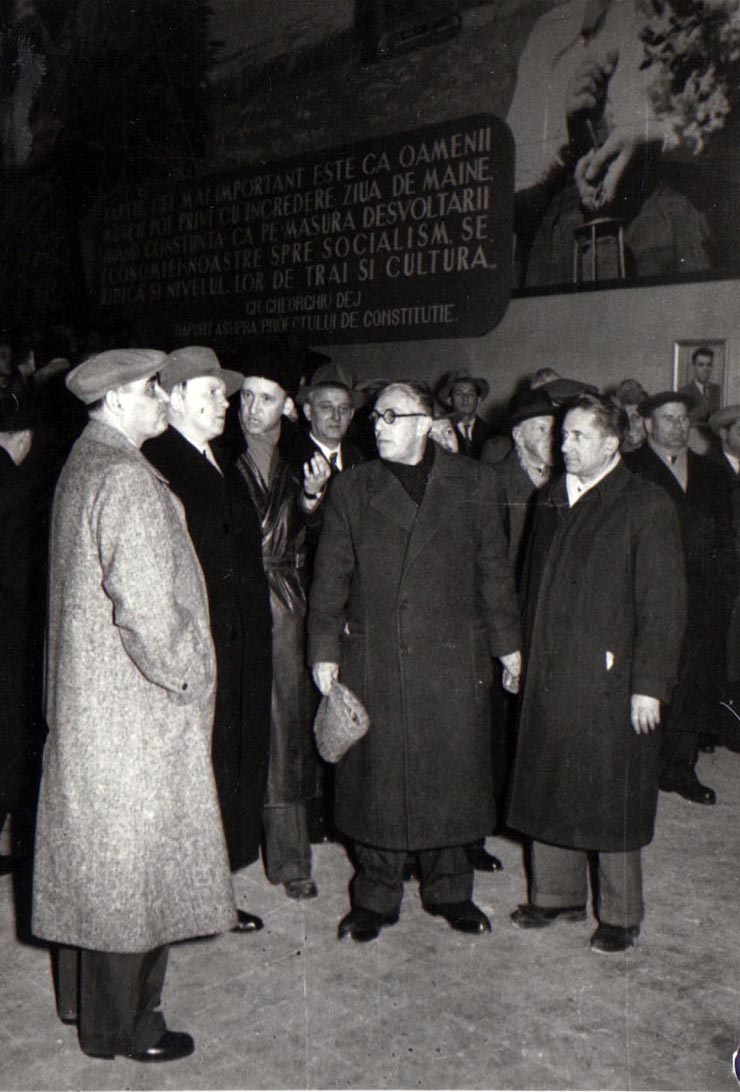 Gh. Gheorghiu-Dej alături de ambasadorul Uniunii Sovietice, A.I. Leontiev, vizitează expoziţia „Economia planificată a R.P.R. în plin progres” din parcul de cultură şi odihnă Herăstrău. Sunt de faţă: Chivu Stoica, ş.a.(15.12.1952).