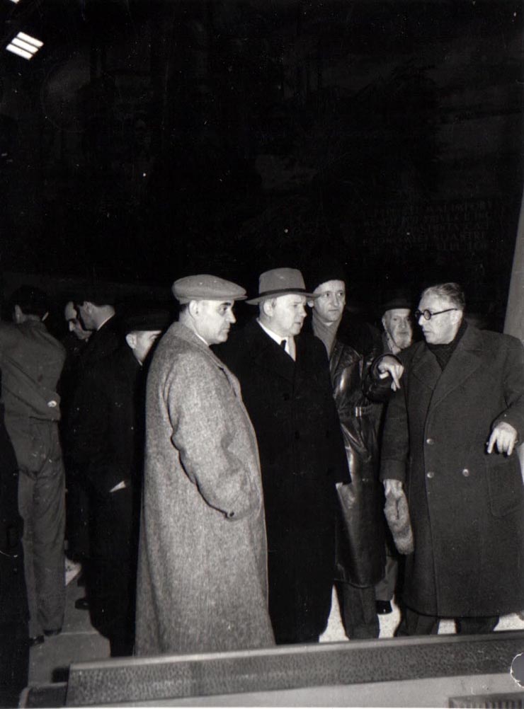 Gh. Gheorghiu-Dej alături de ambasadorul Uniunii Sovietice, A.I. Leontiev, vizitează expoziţia „Economia planificată a R.P.R. în plin progres” din parcul de cultură şi odihnă Herăstrău.(15.12.1952).