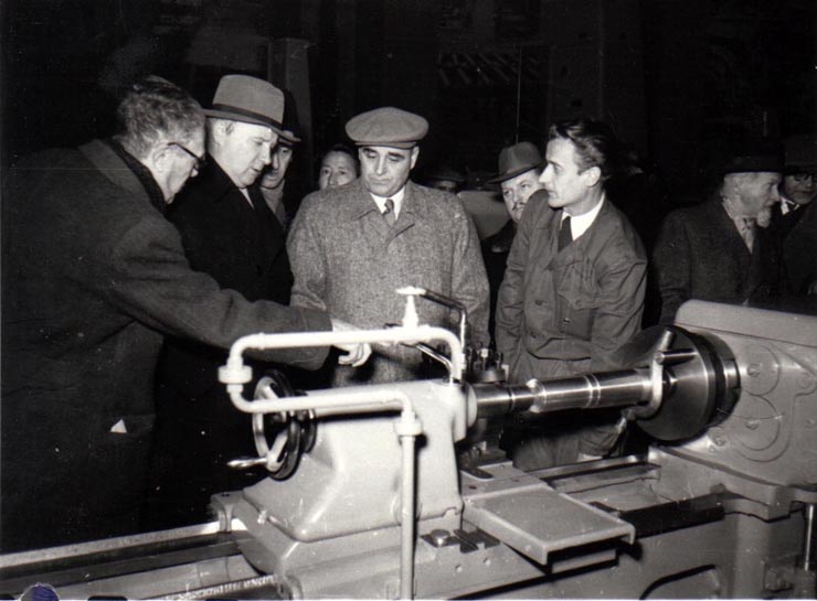 Gh. Gheorghiu-Dej alături de ambasadorul Uniunii Sovietice, A.I. Leontiev, vizitează expoziţia „Economia planificată a R.P.R. în plin progres” din parcul de cultură şi odihnă Herăstrău.(15.12.1952).