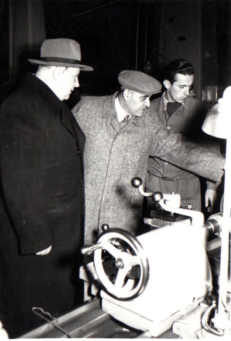 Gh. Gheorghiu-Dej alături de ambasadorul Uniunii Sovietice, A.I. Leontiev, vizitează expoziţia „Economia planificată a R.P.R. în plin progres” din parcul de cultură şi odihnă Herăstrău.(15.12.1952).