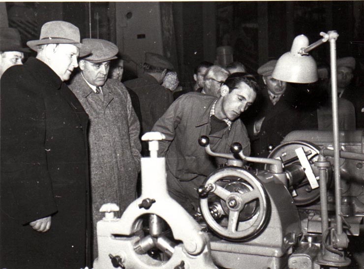 Gh. Gheorghiu-Dej alături de ambasadorul Uniunii Sovietice, A.I. Leontiev, vizitează expoziţia „Economia planificată a R.P.R. în plin progres” din parcul de cultură şi odihnă Herăstrău.(15.12.1952).