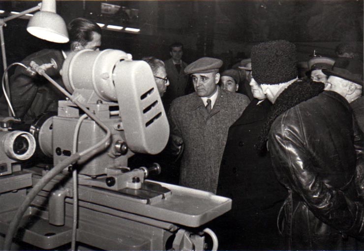 Gh. Gheorghiu-Dej alături de ambasadorul Uniunii Sovietice, A.I. Leontiev, vizitează expoziţia „Economia planificată a R.P.R. în plin progres” din parcul de cultură şi odihnă Herăstrău.(15.12.1952).