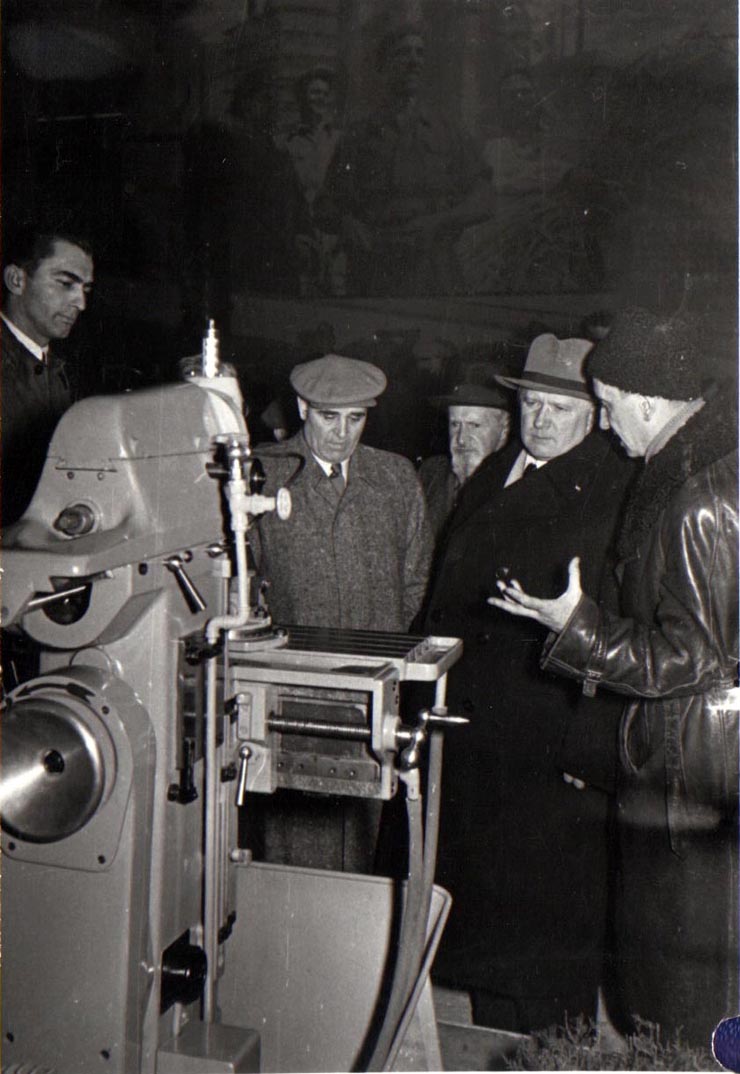 Gh. Gheorghiu-Dej alături de ambasadorul Uniunii Sovietice, A.I. Leontiev, vizitează expoziţia „Economia planificată a R.P.R. în plin progres” din parcul de cultură şi odihnă Herăstrău.(15.12.1952).