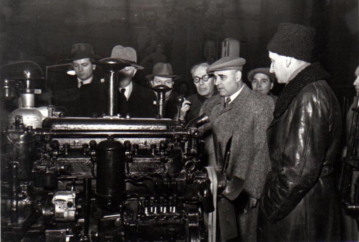 Gh. Gheorghiu-Dej alături de ambasadorul Uniunii Sovietice, A.I. Leontiev, vizitează expoziţia „Economia planificată a R.P.R. în plin progres” din parcul de cultură şi odihnă Herăstrău.(15.12.1952).