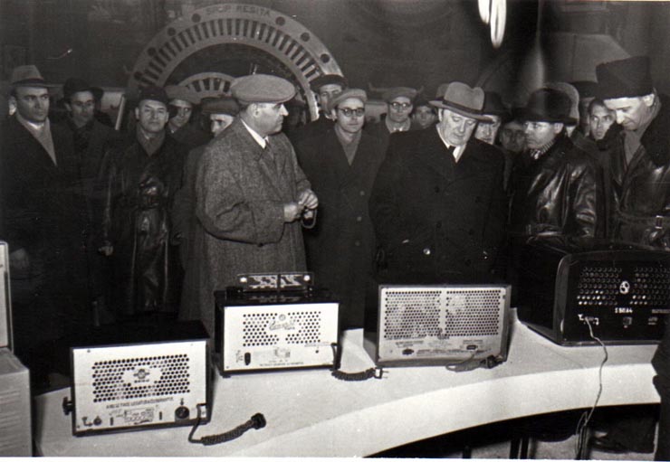 Gh. Gheorghiu-Dej alături de ambasadorul Uniunii Sovietice, A.I. Leontiev, vizitează expoziţia „Economia planificată a R.P.R. în plin progres” din parcul de cultură şi odihnă Herăstrău.(15.12.1952).