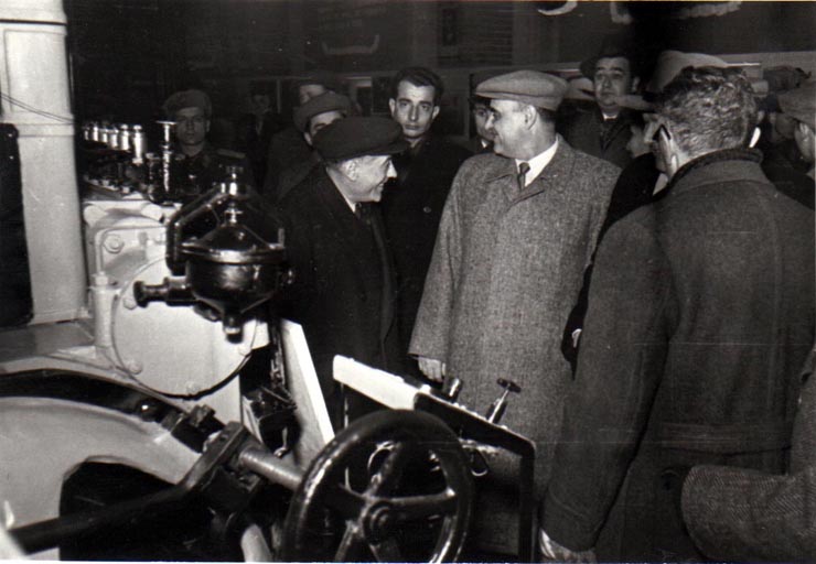 Gh. Gheorghiu-Dej alături de ambasadorul Uniunii Sovietice, A.I. Leontiev, vizitează expoziţia „Economia planificată a R.P.R. în plin progres” din parcul de cultură şi odihnă Herăstrău. Sunt de faţă: I. Chişinevschi, ş.a.(15.12.1952).