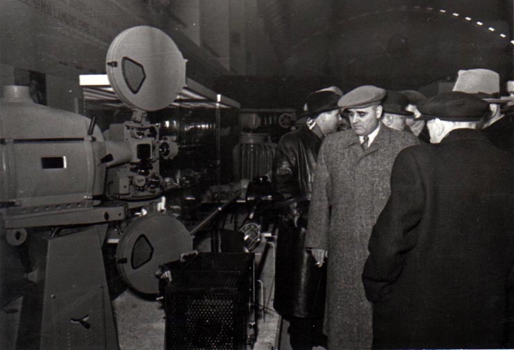 Gh. Gheorghiu-Dej alături de ambasadorul Uniunii Sovietice, A.I. Leontiev, vizitează expoziţia „Economia planificată a R.P.R. în plin progres” din parcul de cultură şi odihnă Herăstrău.  Sunt de faţă: I. Chişinevschi, ş.a.(15.12.1952).