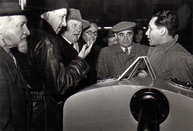 Gh. Gheorghiu-Dej alături de ambasadorul Uniunii Sovietice, A.I. Leontiev, vizitează expoziţia „Economia planificată a R.P.R. în plin progres” din parcul de cultură şi odihnă Herăstrău.    Sunt de faţă: Gaston Marin, ş.a.(15.12.1952).