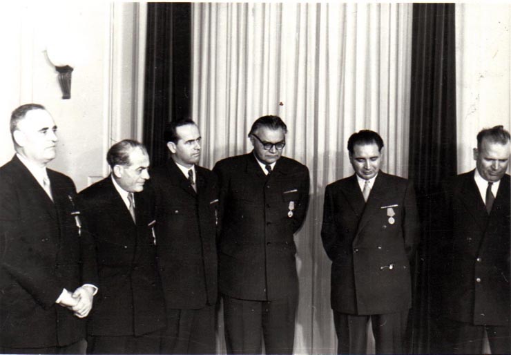 Gh. Gheorghiu-Dej, Al. Moghioroş, Chivu Stoica, Gh. Apostol, M. Constantinescu, I. Chişinevschi, ş.a., la solemnitatea înmânării unor distincţii acordate cu prilejul celei de-a V-a aniversări a Republicii Populare Române (Palatul M.A.N.). (30.12.1952).