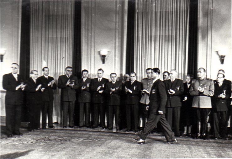 Gh. Gheorghiu-Dej, P. Groza, Al. Moghioroş, Chivu Stoica, Gh. Apostol, M. Constantinescu, I. Chişinevschi, N. Goldberger, L. Chişinevschi, Al. Drăghici, C. Pârvulescu, P. Borilă, ş.a., la solemnitatea înmânării unor distincţii acordate cu prilejul celei de-a V-a aniversări a Republicii Populare Române (Palatul M.A.N.).(30.12.1952).