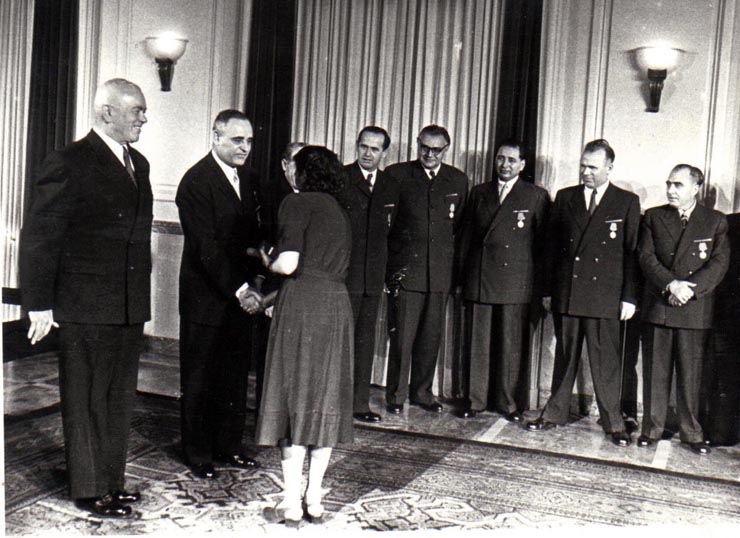 Gh. Gheorghiu-Dej, P. Groza, Al. Moghioroş, Chivu Stoica, Gh. Apostol, M. Constantinescu, I. Chişinevschi, P. Borilă, ş.a., la solemnitatea înmânării unor distincţii acordate cu prilejul celei de-a V-a aniversări a Republicii Populare Române (Palatul M.A.N.).(30.12.1952).