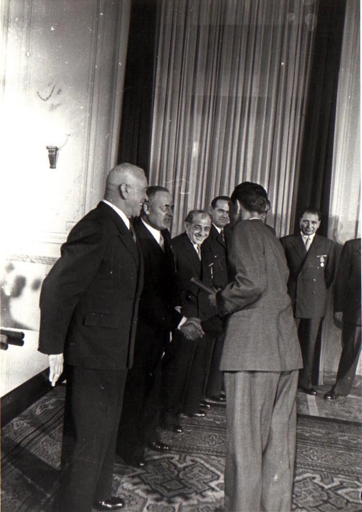 Gh. Gheorghiu-Dej, P. Groza, I. Chişinevschi, Gh. Apostol,  M. Constantinescu, Al. Moghioroş, ş.a., la solemnitatea înmânării unor distincţii acordate cu prilejul celei de-a V-a aniversări a Republicii Populare Române (Palatul M.A.N.).(30.12.1952).