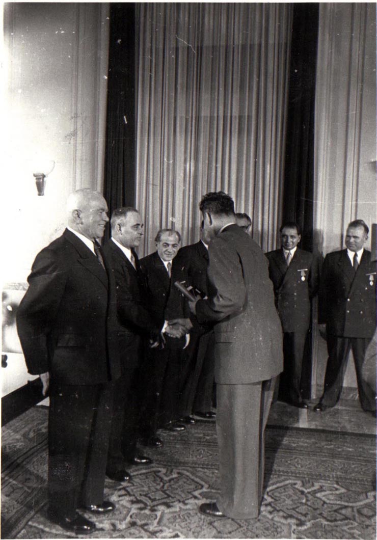Gh. Gheorghiu-Dej, P. Groza, I. Chişinevschi, Gh. Apostol,  M. Constantinescu, Al. Moghioroş, ş.a., la solemnitatea înmânării unor distincţii acordate cu prilejul celei de-a V-a aniversări a Republicii Populare Române (Palatul M.A.N.).(30.12.1952).