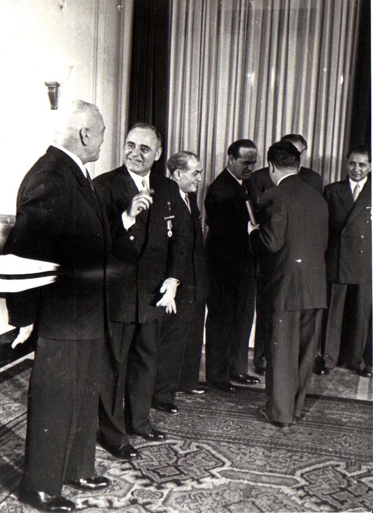 Gh. Gheorghiu-Dej, P. Groza, I. Chişinevschi, Gh. Apostol,  M. Constantinescu, Al. Moghioroş, ş.a., la solemnitatea înmânării unor distincţii acordate cu prilejul celei de-a V-a aniversări a Republicii Populare Române (Palatul M.A.N.).(30.12.1952).