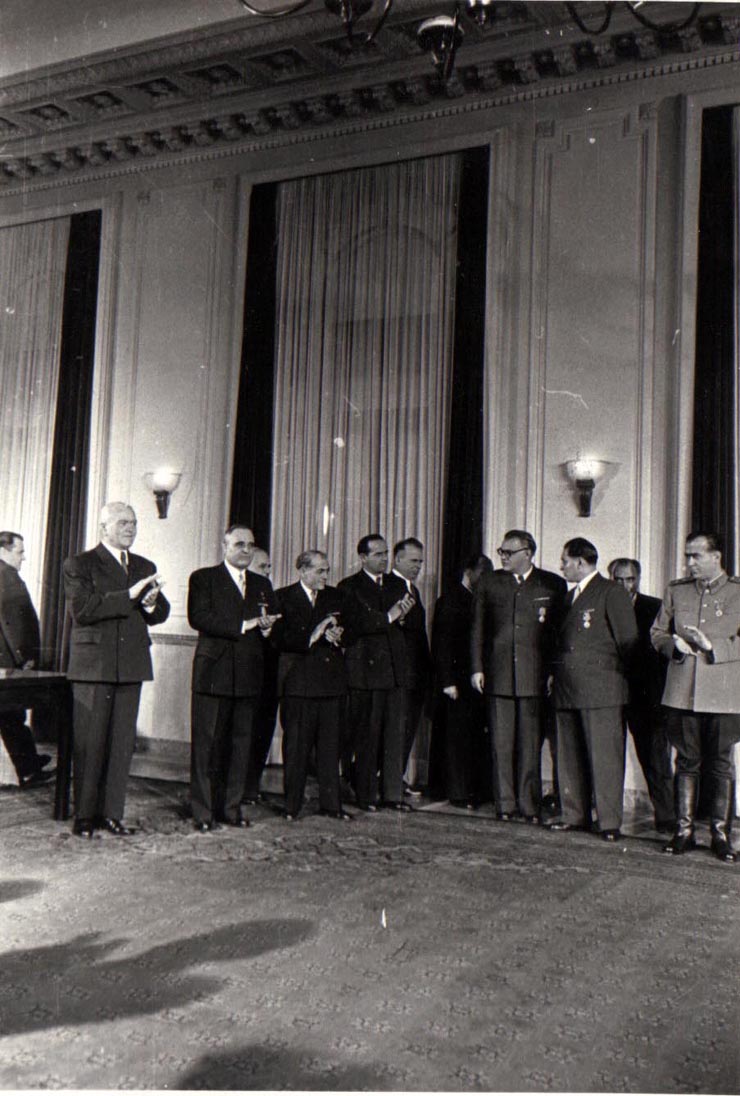 Gh. Gheorghiu-Dej, P. Groza, I. Chişinevschi, Gh. Apostol,  M. Constantinescu, Al. Moghioroş, Chivu Stoica , C. Pârvulescu, ş.a., la solemnitatea înmânării unor distincţii acordate cu prilejul celei de-a V-a aniversări a Republicii Populare Române (Palatul M.A.N.).(30.12.1952).