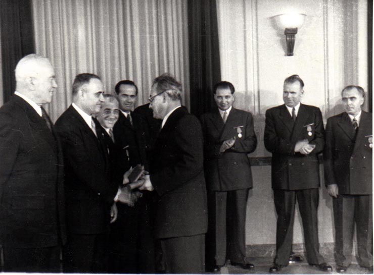 Gh. Gheorghiu-Dej, P. Groza, I. Chişinevschi, Gh. Apostol, Al. Moghioroş, Şt. Voicu (primind decoraţia), Chivu Stoica, P. Borilă, ş.a., la solemnitatea înmânării unor distincţii acordate cu prilejul celei de-a V-a aniversări a Republicii Populare Române (Palatul M.A.N.).(30.12.1952).