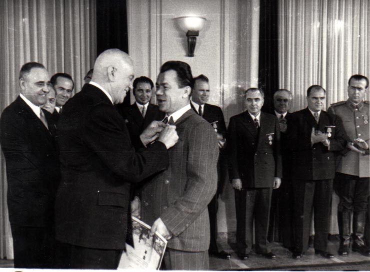 Gh. Gheorghiu-Dej, P. Groza, I. Chişinevschi, Gh. Apostol, Al. Moghioroş, Chivu Stoica, D. Coliu, P. Borilă, ş.a., la solemnitatea înmânării unor distincţii acordate cu prilejul celei de-a V-a aniversări a Republicii Populare Române (Palatul M.A.N.).(30.12.1952).