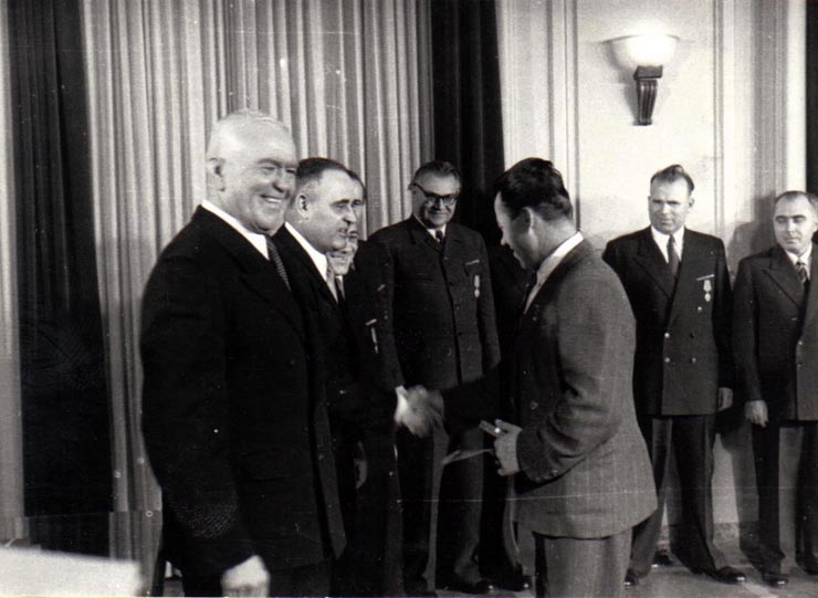 Gh. Gheorghiu-Dej, P. Groza, I. Chişinevschi, Chivu Stoica, M. Constantinescu, Gh. Apostol, ş.a., la solemnitatea înmânării unor distincţii acordate cu prilejul celei de-a V-a aniversări a Republicii Populare Române (Palatul M.A.N.).(30.12.1952).