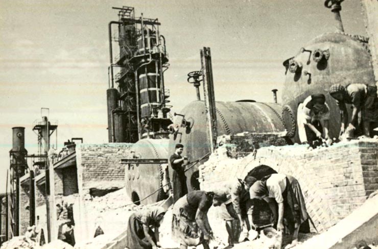 Oamenii muncii din Ploieşti lucrează la refacere, pentru înlăturarea urmărilor bombardamentelor de război – 1945.(1945)