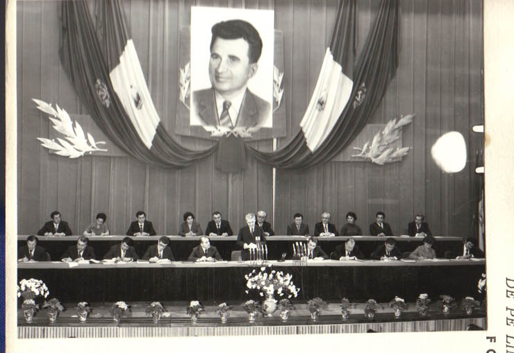 Aspect de la prezidiul adunării generale a oamenilor muncii de la Întreprinderea „23 August” din Capitală, ce a avut loc cu prilejul vizitei de lucru efectuată de Nicolae Ceauşescu la această întreprindere. (13.II.1979).