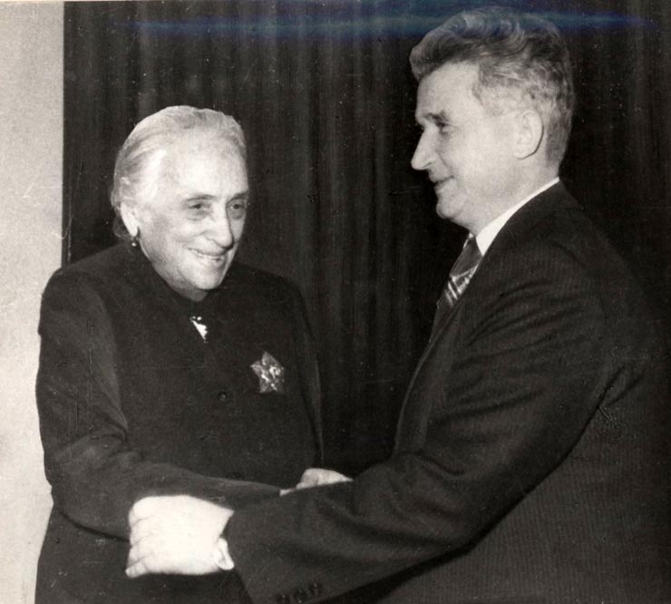 La Casa Armatei din Braşov, preşedintele Nicolae Ceauşescu conferă lui Dolores Ibarruri, cu prilejul împlinirii vârstei de 80 de ani, ordinul „Victoria Socialismului” (3 ianuarie 1976).