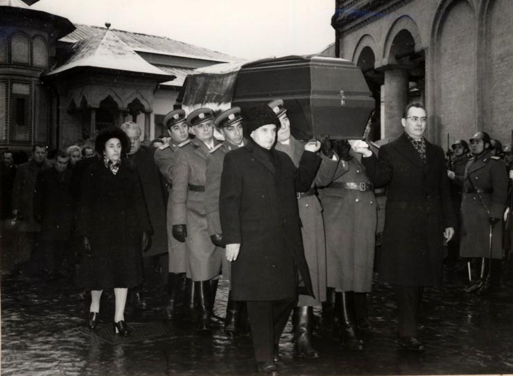 La 27 ianuarie 1976 au avut loc în Capitală funeraliile lui Emil Bodnăraş, mitingul de doliu, apoi corpul neînsufleţit este transportat la Iaslovăţ (Suceava) (27 ianuarie 1976).