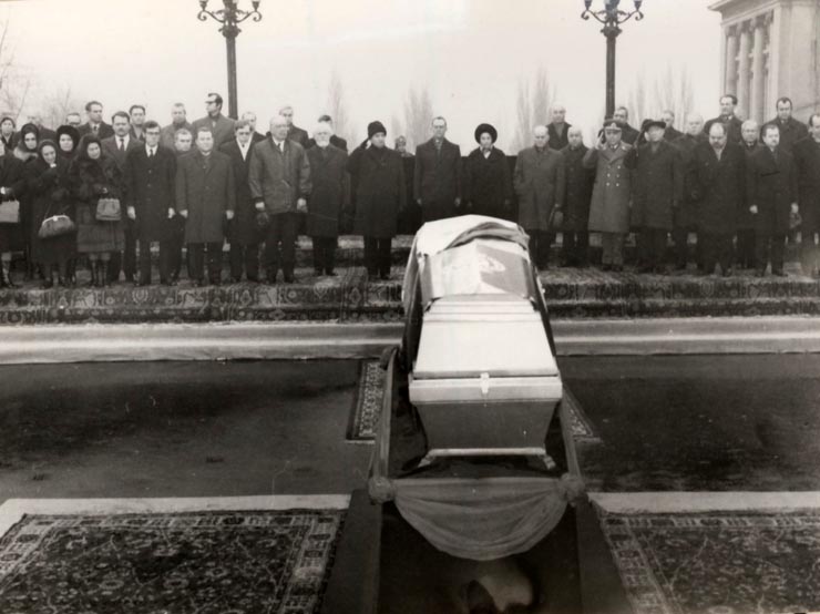 La 27 ianuarie 1976 au avut loc în Capitală funeraliile lui Emil Bodnăraş, mitingul de doliu, apoi corpul neînsufleţit este transportat la Iaslovăţ (Suceava) (27 ianuarie 1976).