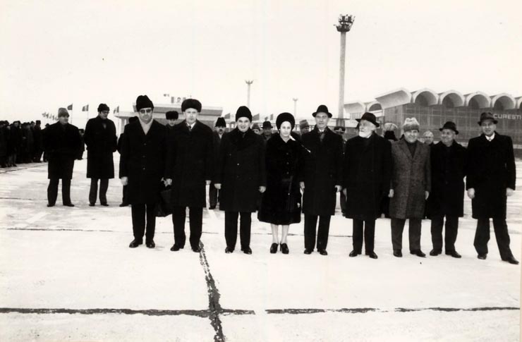 Delegaţia P.C.R., condusă de Nicolae Ceauşescu, a plecat la Moscova pentru a participa la lucrările celui de-al XXV-lea Congres al P.C.U.S. Din delegaţie fac parte: Manea Mănescu, Ştefan Andrei, Miu Dobrescu şi Gh. Badrus – ambasadorul României la Moscova (23 februarie 1976).