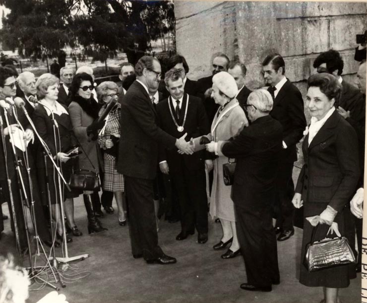 Vizita lui Nicolae Ceauşescu şi a Elenei Ceauşescu în Grecia. Înmânarea medaliei de aur a oraşului Atena (26 martie 1976). (26-29 martie 1976)